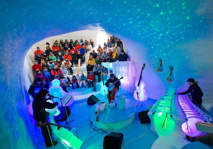 Музыканты играют на инструментах, сделанных изо льда, Швеция