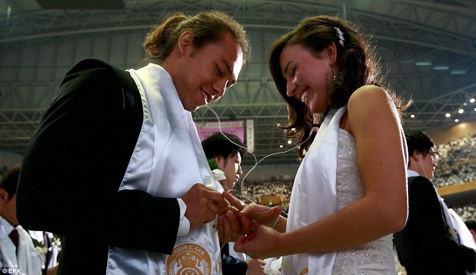 Массовая церемония бракосочетания в Южной Корее - 2,5 тысячи пар!!!