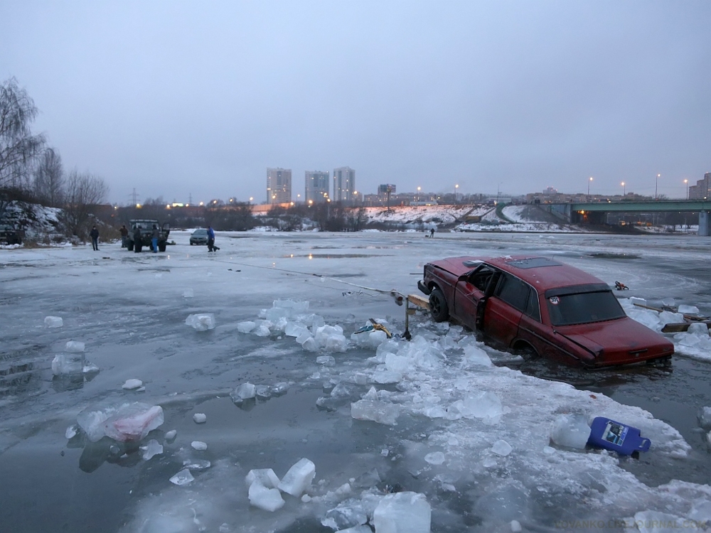 Вытаскивание Volvo со дна Москва реки