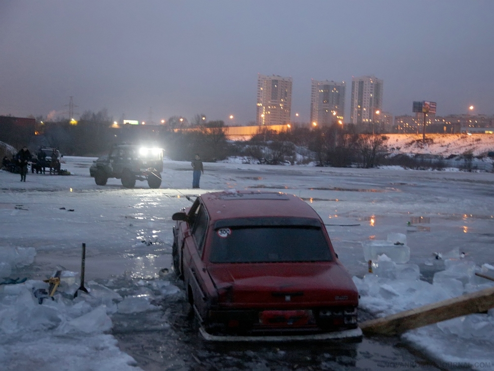 Вытаскивание Volvo со дна Москва реки