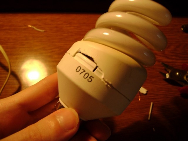 Как начинающий рукожоп ремонтирует лампу, энергосберегающую