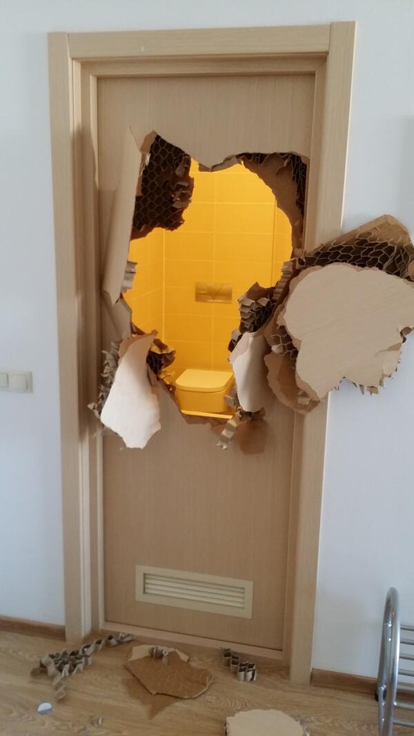 Американский бобслеист разбивший дверь (фотошоп)