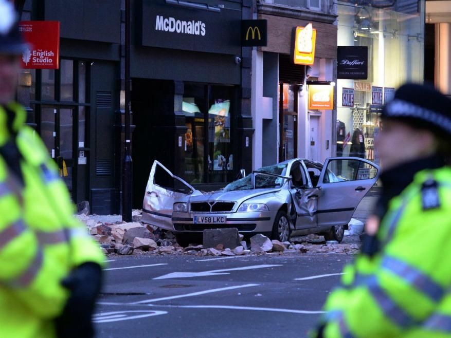 В Лондоне кусок здания рухнул на автомобиль