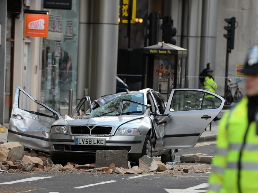 В Лондоне кусок здания рухнул на автомобиль