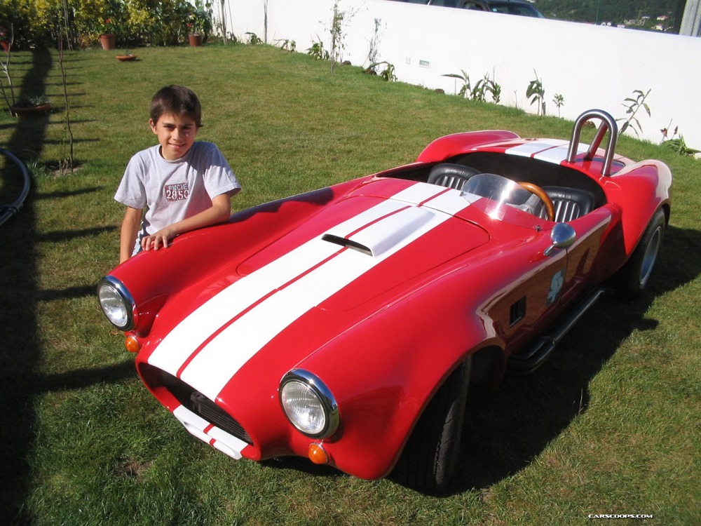 Отец собрал игрушечный Shelby Cobra для сына