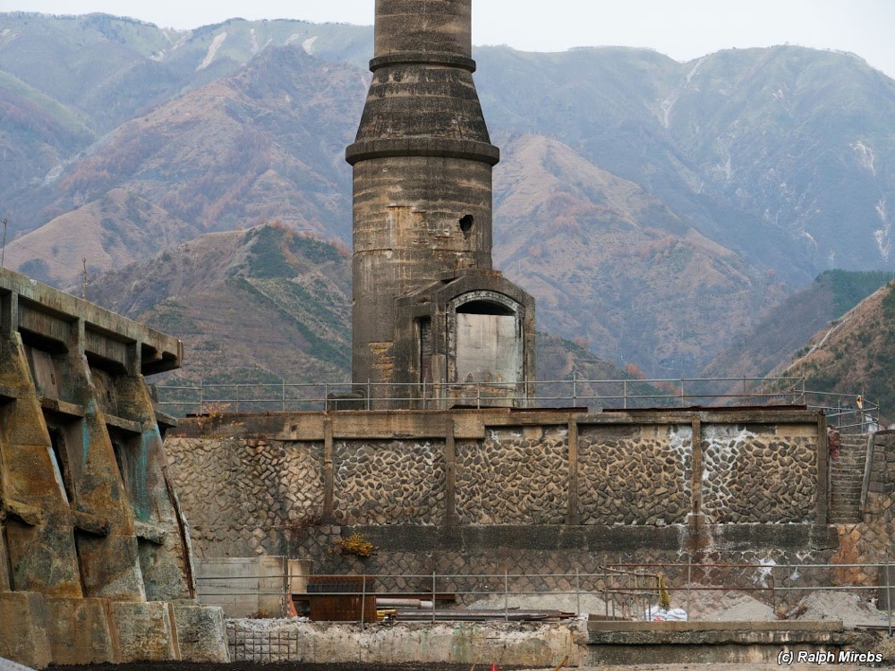 Руины металлургического завода в Асио