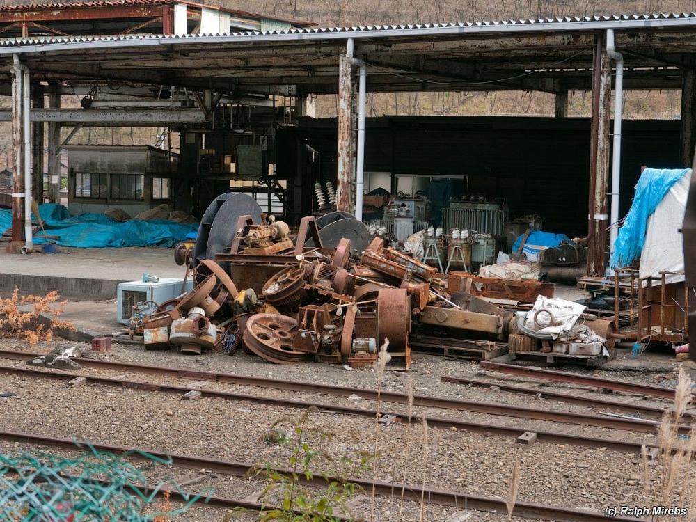Руины металлургического завода в Асио