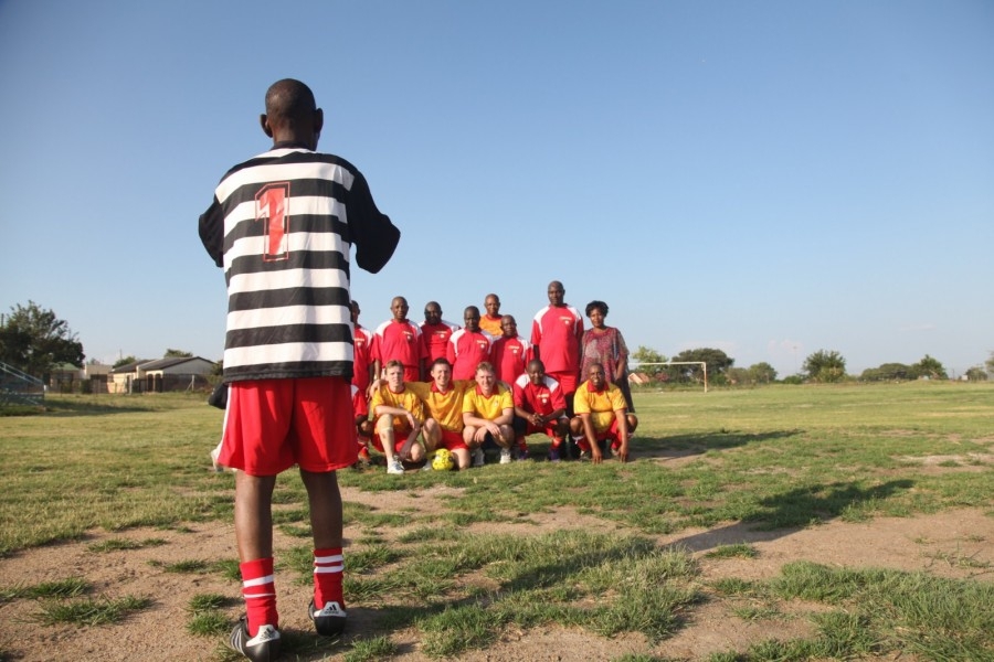 Футбол с африканскими бабушками и дедушками в провинции Лимпопо
