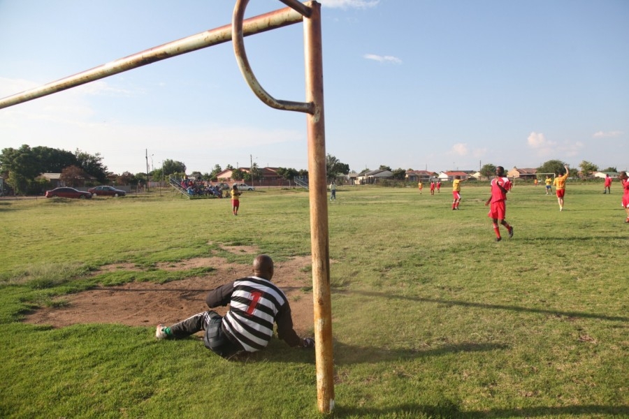 Футбол с африканскими бабушками и дедушками в провинции Лимпопо