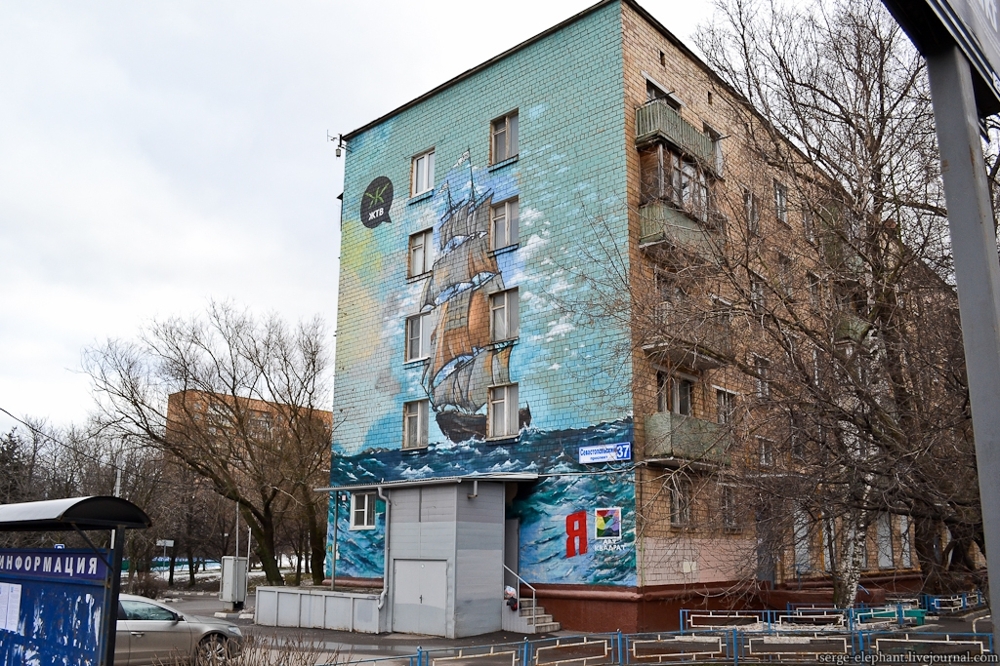 Граффити кораблей на жилых домах на Севастопольском проспекте 