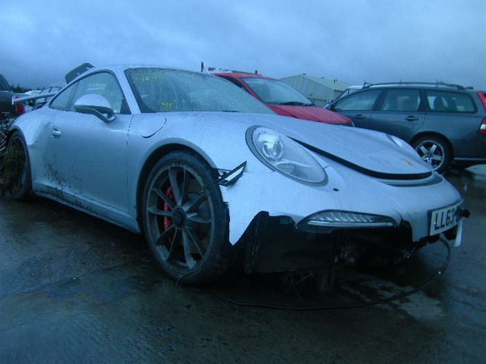 Владелец разбил свой новый Porsche на второй день