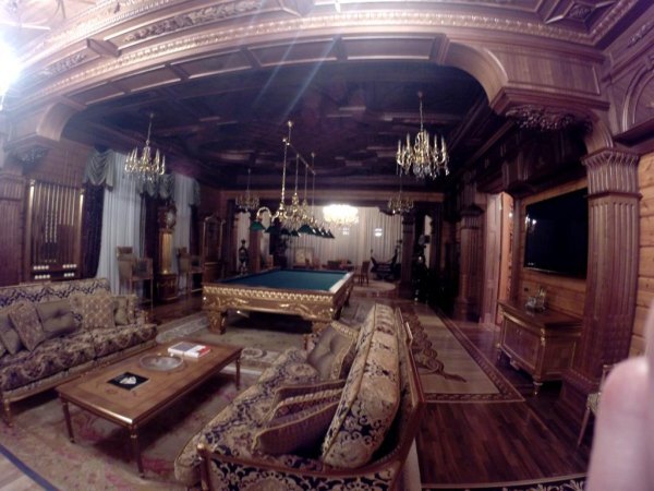 Межигорье изнутри: первые фотографии брошенной резиденции Януковича 