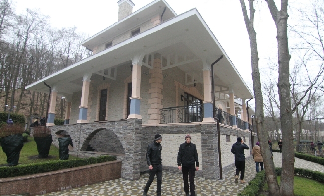 Межигорье изнутри: первые фотографии брошенной резиденции Януковича 