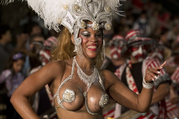 Жаркие фото с уругвайского карнавала