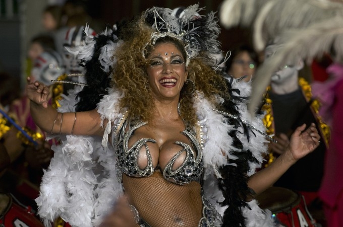Жаркие фото с уругвайского карнавала
