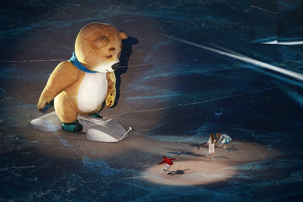 Мишка задул олимпийский огонь в Сочи и заплакал