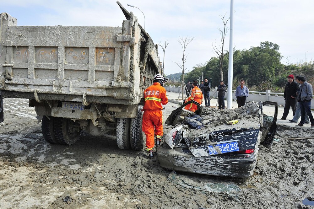 Китаянка врезалась в грузовик с бетоном