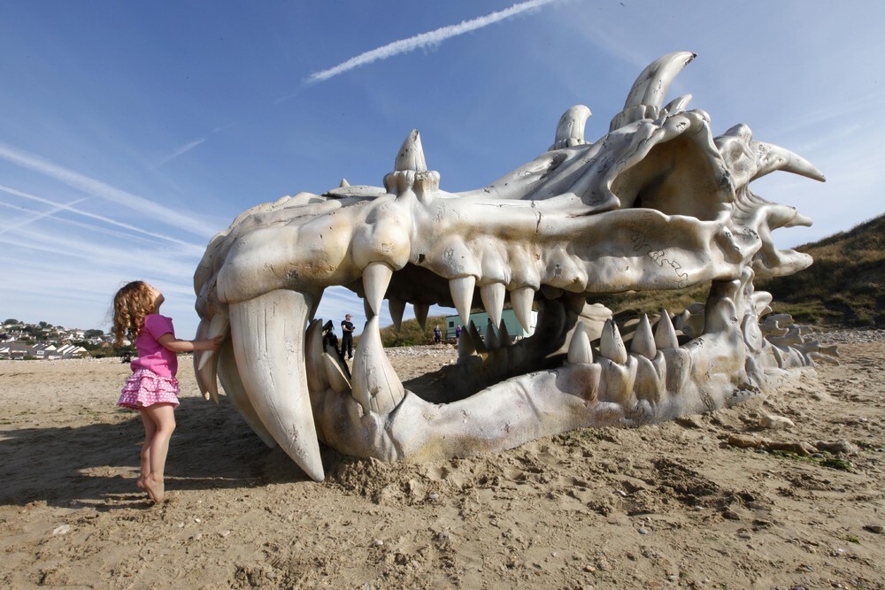 Череп дракона, установленный на пляже в Англии в рамках  промо-программы для 3 сезона сериала "Игры престолов"