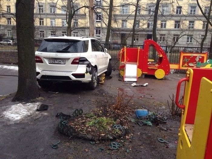 Наркоман на Мерседесе разгромил площадку детского сада