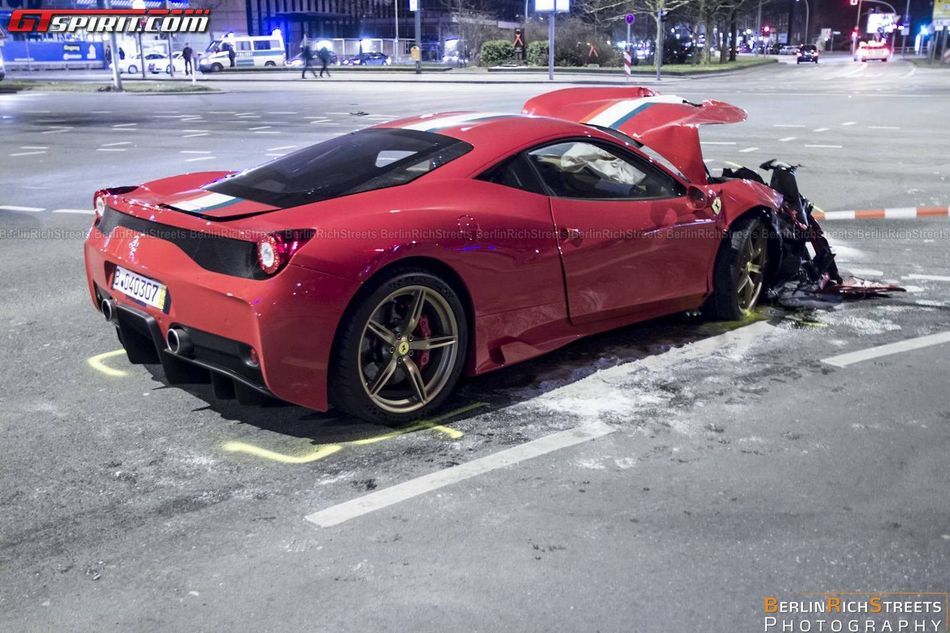 Авария Ferrari 458 Speciale и Smart ForTwo