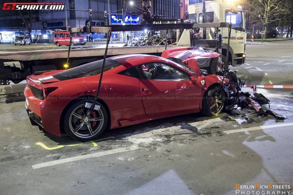 Авария Ferrari 458 Speciale и Smart ForTwo