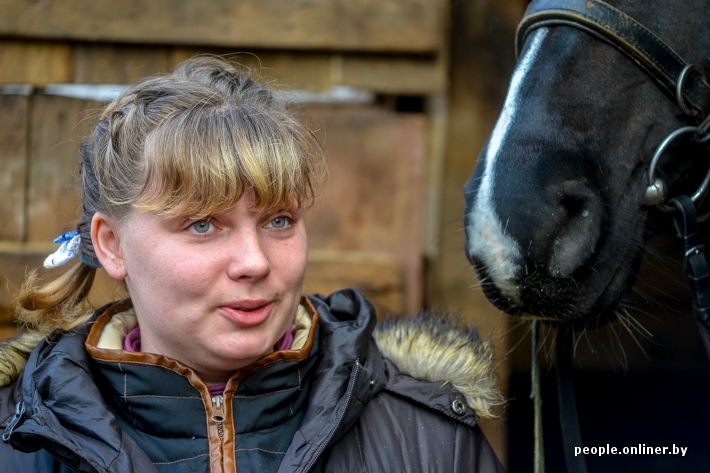 Жительнице Беларуси, занимающейся иппотерапией с детьми угрожает налог