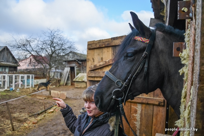 Жительнице Беларуси, занимающейся иппотерапией с детьми угрожает налог