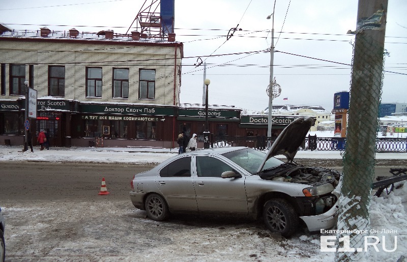 В Екатеринбурге Volvo сбил пешеходов