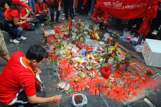 Тайский народ выплеснул кровь на здание правительства
