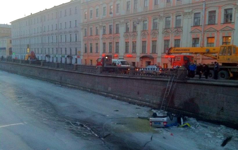 В Петербурге полицейский автомобиль упал в канал Грибоедова