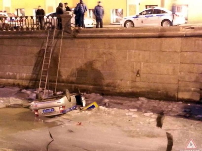 В Петербурге полицейский автомобиль упал в канал Грибоедова