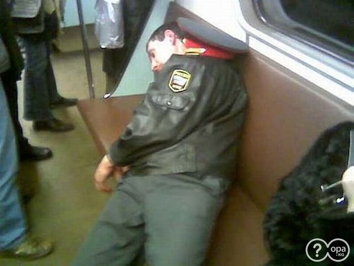 Спать в метро