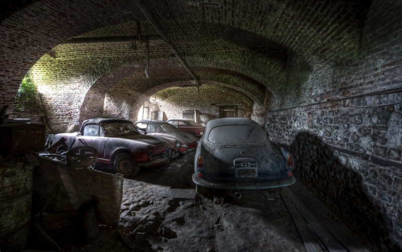 Автопарк автомобилей «Альфа-Ромео» в подземелье