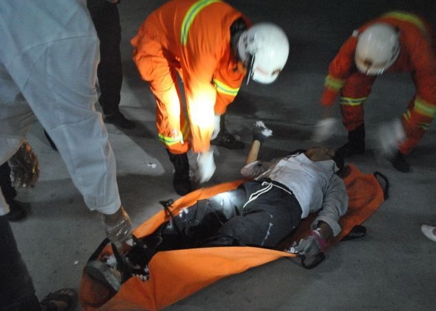 Застрявший китайский трудяга встречал спасателей стоя, но без сознания