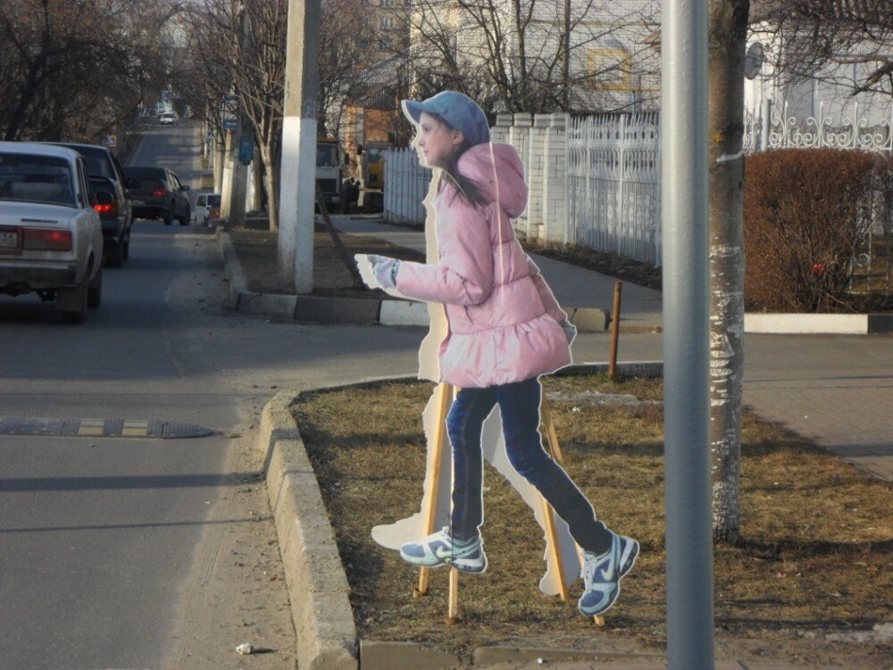 Макет ребенка на пешеходном переходе 