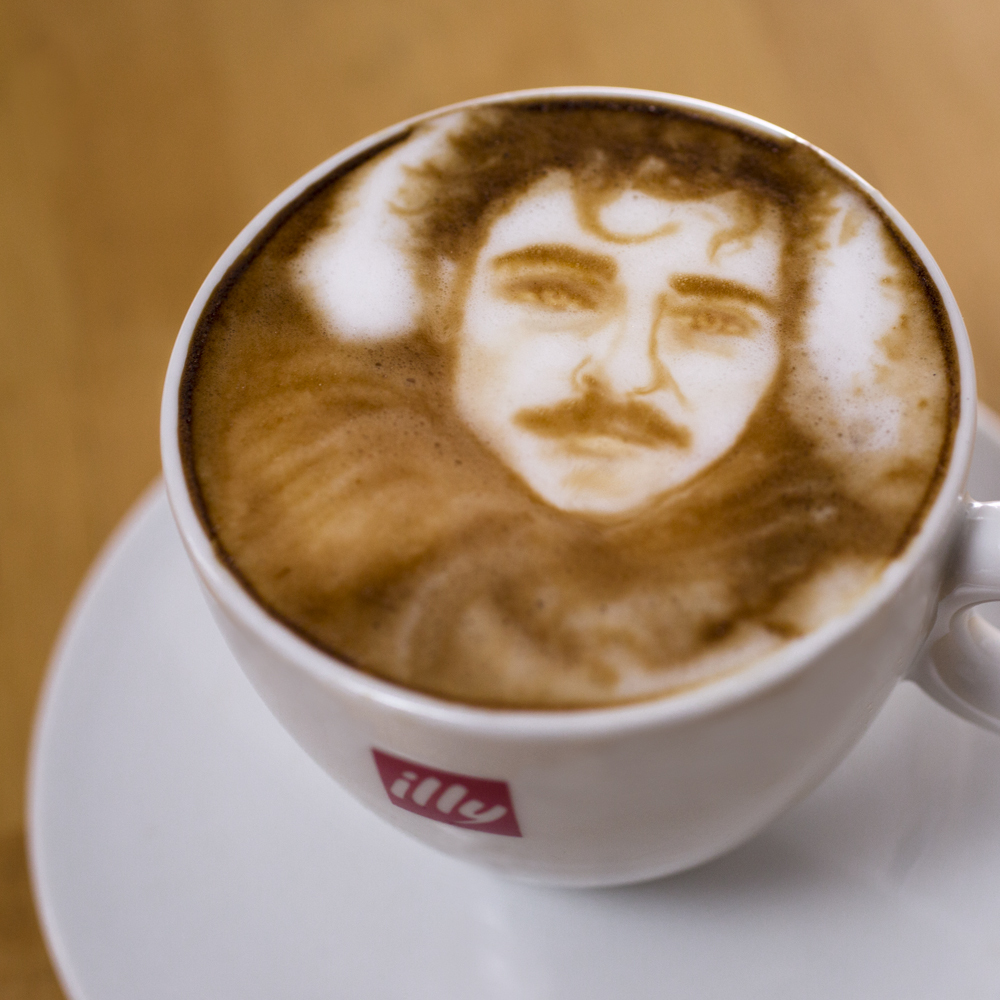 Она