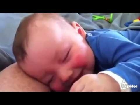 Забавный малыш смеется во сне 