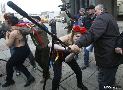 Голых FEMEN избили в Крыму за акцию "Стоп Путин"