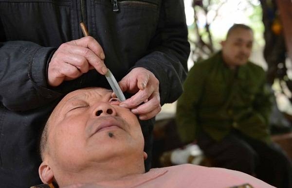 Как в Китае ножом чистят глаза