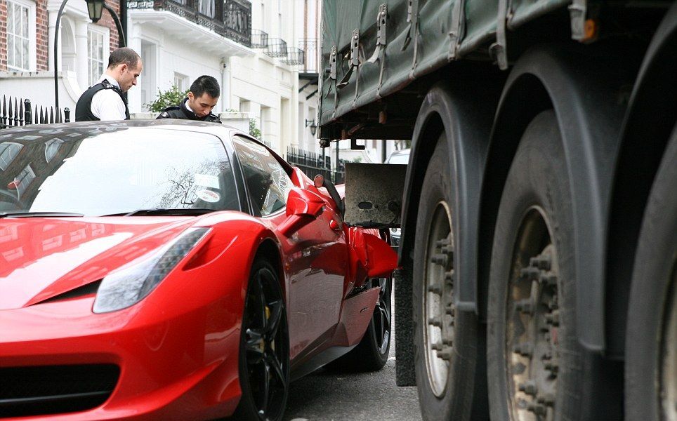 Грузовик наехал на Ferrari 458 Italia