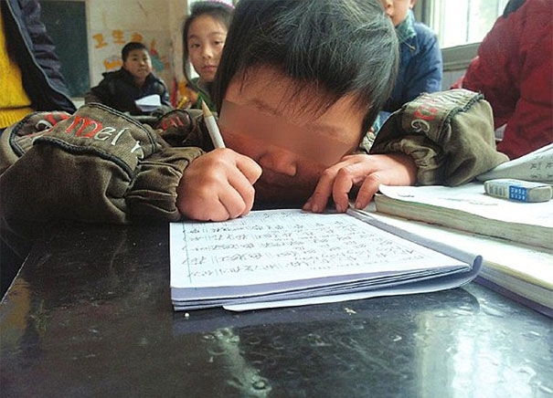 Китаец носит сына-инвалида в школу, преодолевая 30 км ежедневно