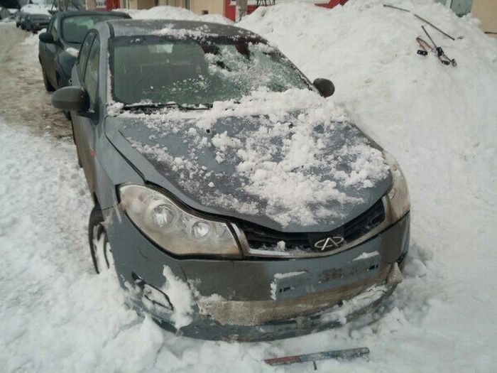 На автомобиль обрушилась огромная глыба снега