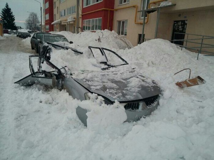 На автомобиль обрушилась огромная глыба снега