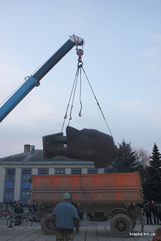 На Украине вместо памятников Ленину ставят фалиические идолы Шевченко