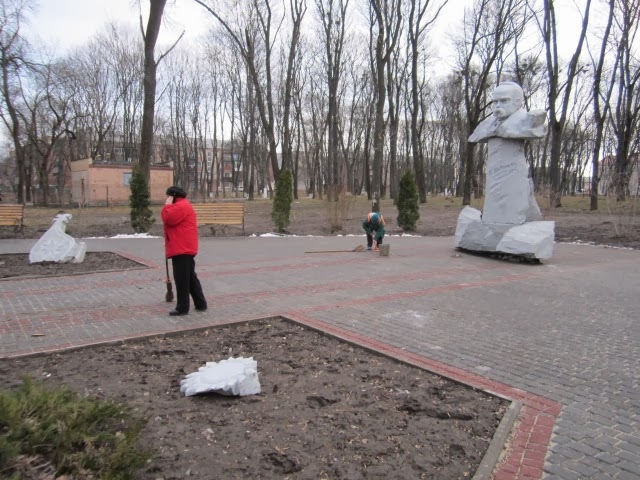 На Украине вместо памятников Ленину ставят фалиические идолы Шевченко