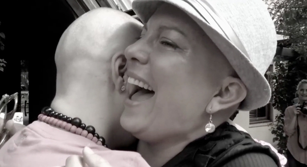 Женщины побрились налысо, чтобы поддержать подругу, больную раком