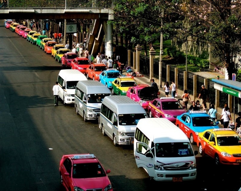 Разноцветные такси в Бангкоке