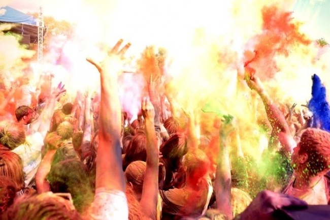 Миллионы красок и позитивных эмоций на празднике Холи