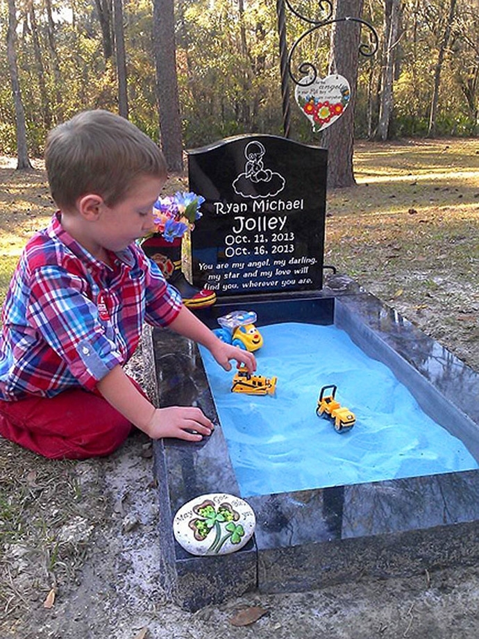 Мать сделала песочницу на могиле сына для его братика