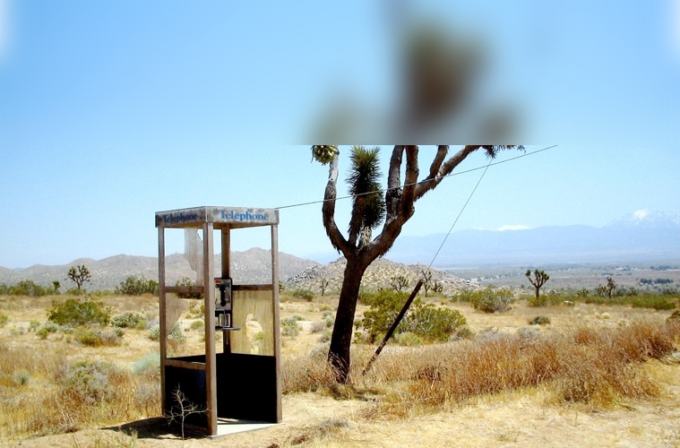История самой одинокой телефонной будки в пустыне